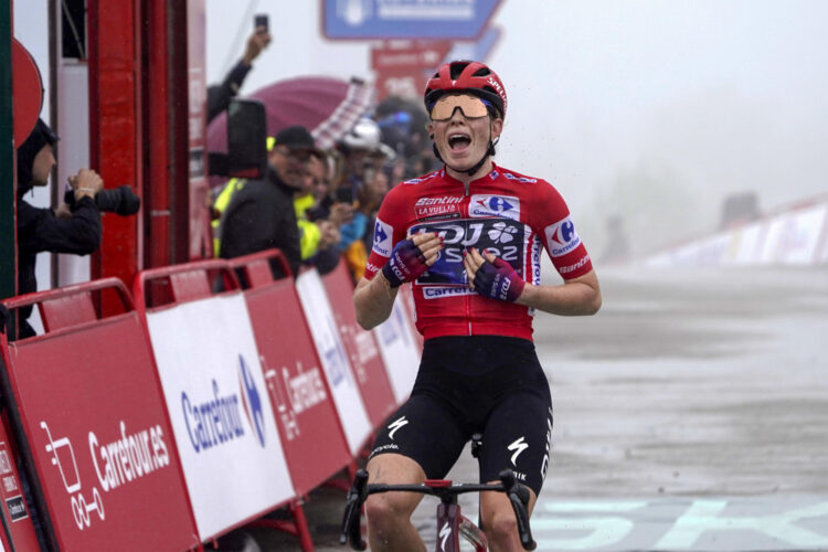 Foto de la neerlandesa Demi Vollering (c) (FDJ-Suez), máxima favorita en la Volta a Catalunya, en el momento de certificar su triunfo en la Vuelta a España, con su victoria en la séptima y última etapa en el Alto de Cotobello (Asturias), el pasado 10 de mao. EFE/Paco Paredes