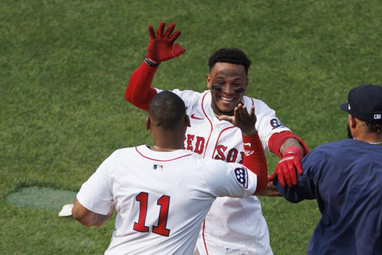 Ceddanne Rafaela (C), de los Medias Rojas, celebra con Rafael Devers (I) de los Boston Red Sox después de conectar un jonrón de dos carreras en la una victoria de su equipo ante Los Angelinos, en Boston, Massachusetts. EFE/EPA/CJ GUNTHER
```