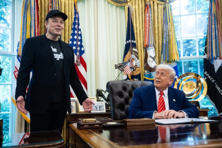 Fotografía del magnate Elon Musk y el presidente de Estados Unidos, Donald Trump. EFE/Ffrancis Chung