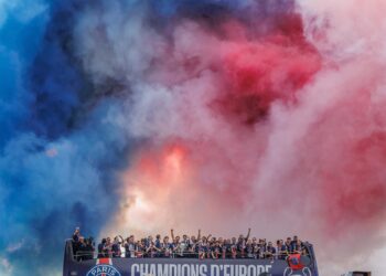 El PSG disfruta, por fin, su paseo tribunal por los Campos Elíseos de París