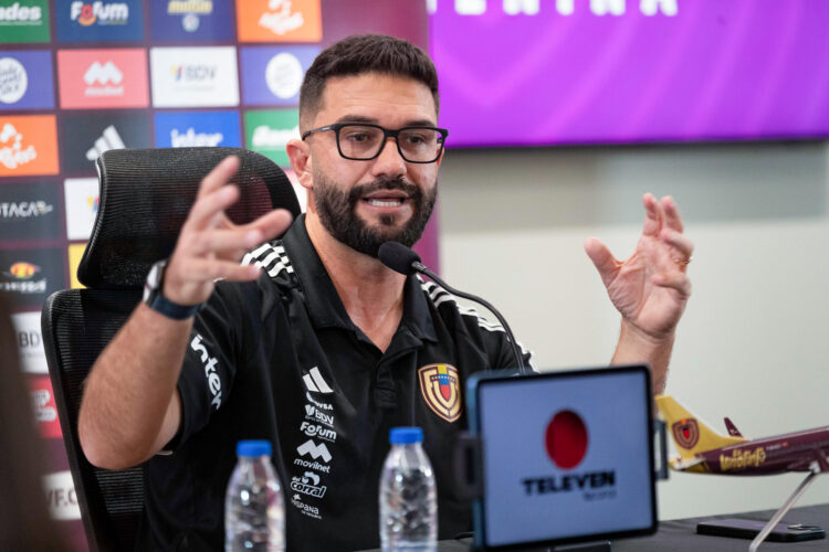 El director técnico de la selección venezolana de fútbol femenino, el brasileño Ricardo Belli, habla durante una rueda de prensa este viernes, en Caracas (Venezuela). EFE/ Ronald Peña R