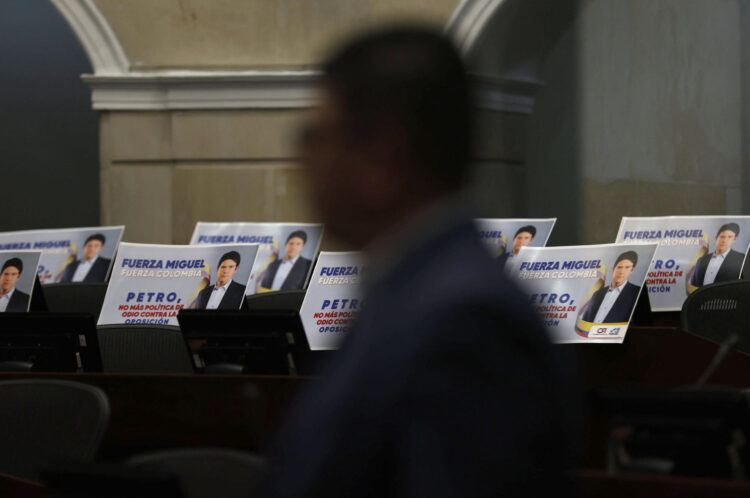 Fotografía de varios carteles sobre las curules de distintos senadores con la imagen del senador Miguel Uribe Turbay este lunes, en Bogotá (Colombia). EFE/ Mauricio Dueñas Castañeda