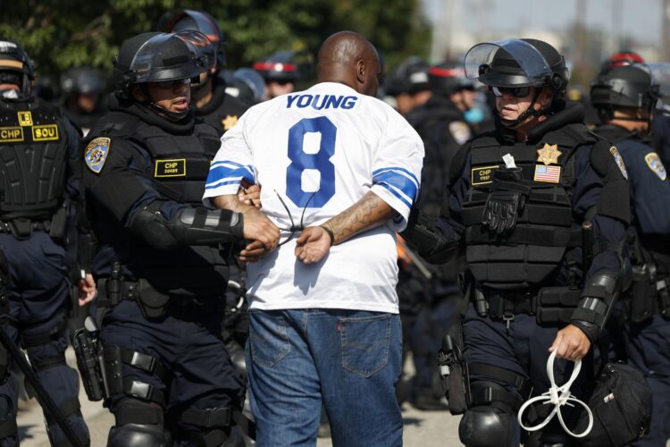 Agentes detienen a manifestantes en Los Ángeles, California, EE. UU., el 10 de junio de 2025. EFE/EPA/CAROLINE BREHMAN