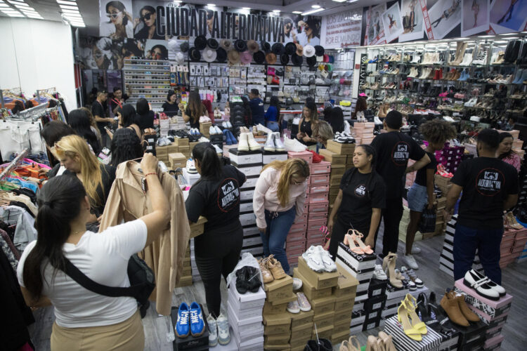 Varias personas compran en una tienda en Caracas (Venezuela). EFE/ Miguel Gutiérrez