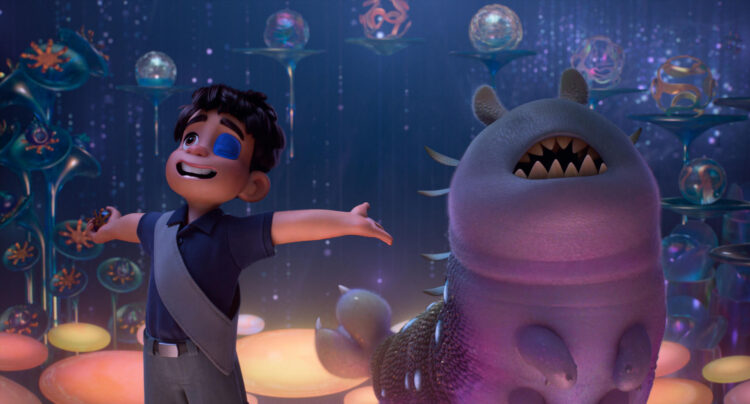 Fotograma cedido por Disney donde aparecen los personajes Elio (i) y Glordon (d), durante una escena de la película animada 'Elio', dirigida por Shi, Sharafian y Adrián Molina, y está inspirada en la vida de Molina, hijo de padres inmigrantes que creció en una base militar al norte de California (EE.UU.). EFE/ Disney