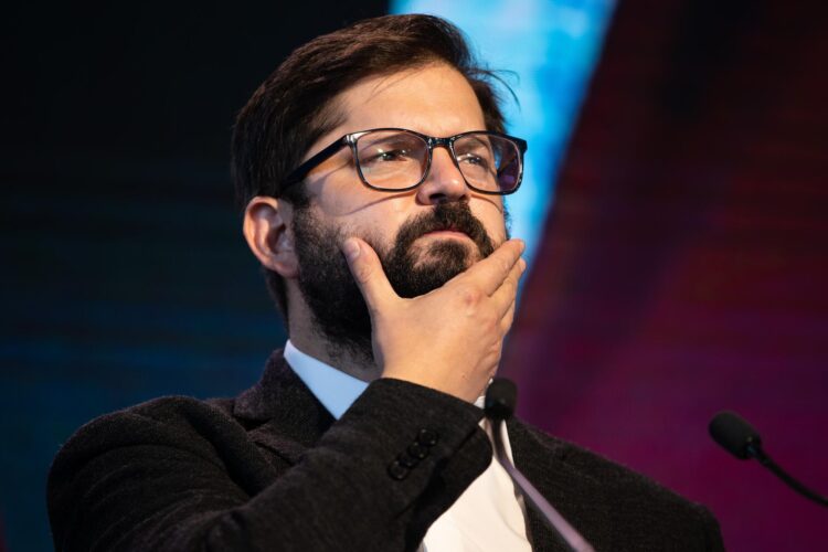 Fotografía de archivo del presidente de Chile, Gabriel Boric, durante un acto público, en Santiago de Chile. EFE/Alberto Valdés