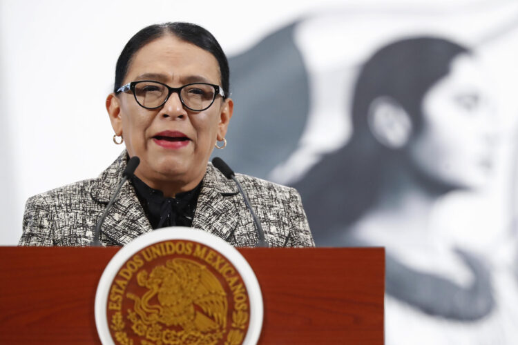 La secretaria de Gobernación, Rosa Icela Rodríguez, habla durante una rueda de prensa este lunes, en el Palacio Nacional de Ciudad de México (México). EFE/ Mario Guzmán