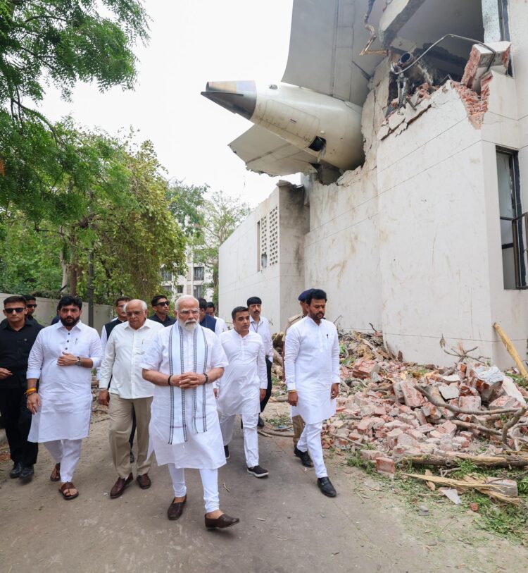 Foto distribuida por la Oficina de Información de Prensa (PIB) del primer ministro indio, Narendra Modi (frente) visitando el lugar del accidente de avión en Ahmedabad, Gujarat, India, el 13 de junio de 2025. EFE/EPA/Press Information Bureau HANDOUT HANDOUT USO EDITORIAL SOLAMENTE/NO VENTAS