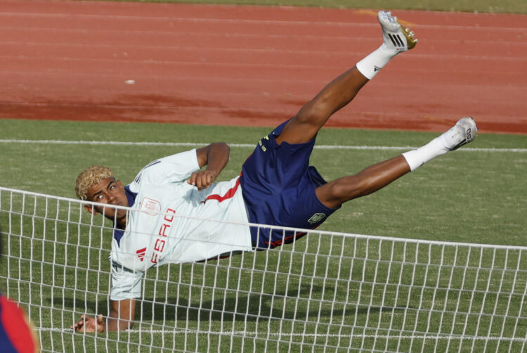 El centrocampista de la selección española de fútbol Lamine Yamal durante el entrenamiento del equipo en Las Rozas, Madrid. EFE/Juan Carlos Hidalgo