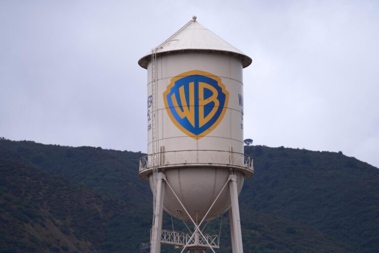 Una torre de agua de marca se eleva sobre los estudios Warner Bros. en Burbank, California, EE. UU., el 21 de diciembre de 2023. Warner Bros. EFE/EPA/Allison Dinner