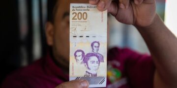 El precio del dólar supera los 100 bolívares en el mercado oficial de divisas