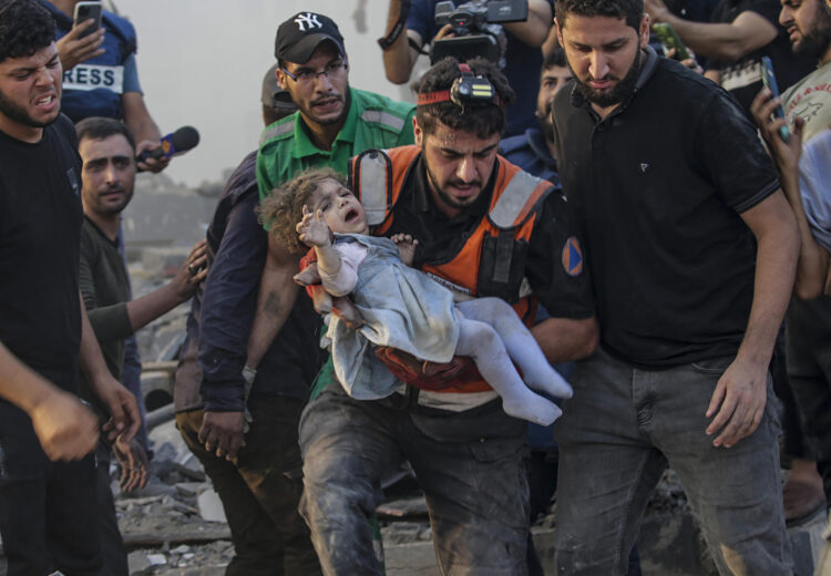 Imagen de archivo de una niña herida rescatada bajo los escombros tras un ataque aéreo israelí sobre Ciudad de Gaza. EFE/Mohammed Saber