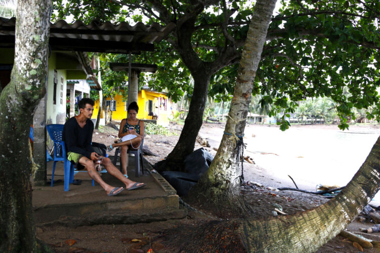 Fotografía del 23 de junio de 2025 de el venezolano Jesús Alfredo Aristigueta, de 32 años, descansando junto a su esposa, en el pueblo pesquero de Miramar, en el Caribe panameño (Panamá). EFE/ Moncho Torres