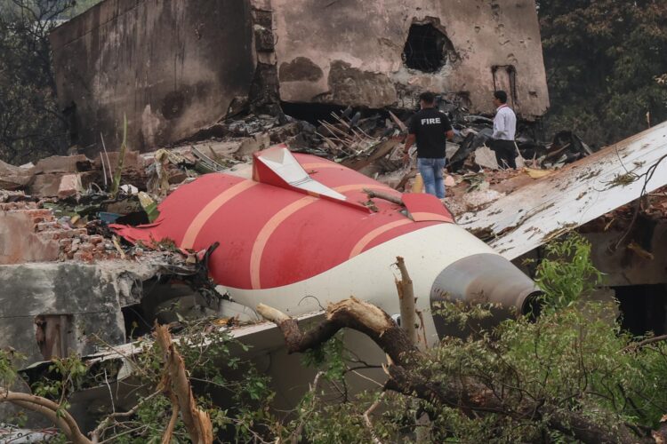 Los oficiales observan los restos del avión siniestrado en la ciudad de Ahmedabad, Gujarat, India este viernes. La aerolínea Air India confirmó la muerte de 241 personas abordo del avión que se estrelló este jueves en la ciudad de Ahmedabad, en el oeste de la India, y señaló que hay un "solo superviviente" que se encuentra hospitalizado. EFE/ Rajat Gupta