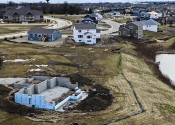 Las redadas migratorias en obras amenazan la industria de la construcción en EE.UU.