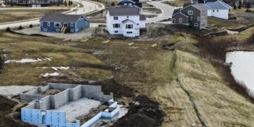 Las redadas migratorias en obras amenazan la industria de la construcción en EE.UU.