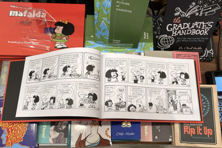 Fotografía de una página interior del cómic Mafalda traducida al inglés por Frank Wynne este martes, en una librería de Nueva York (Estados Unidos). EFE/Alicia Sánchez