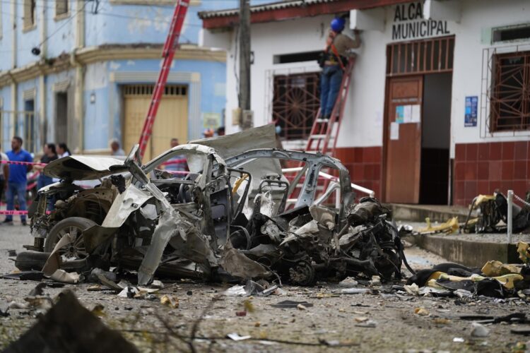 Fotografía de los escombros de un automóvil luego de una explosión este martes, en Corinto, Cauca (Colombia). EFE/ Ernesto Guzmán