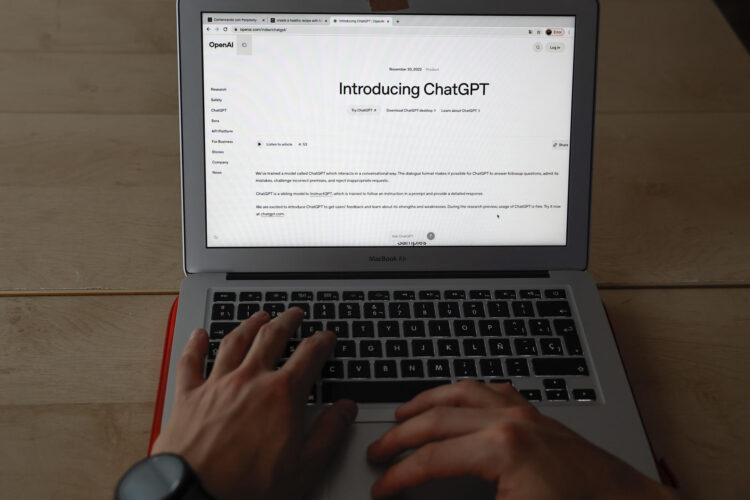 ChatGPT (acrónimo del inglés Chat Generative Pre-Trained) es una aplicación de chatbot de inteligencia artificial, en una fotografía de archivo. EFE/Ballesteros