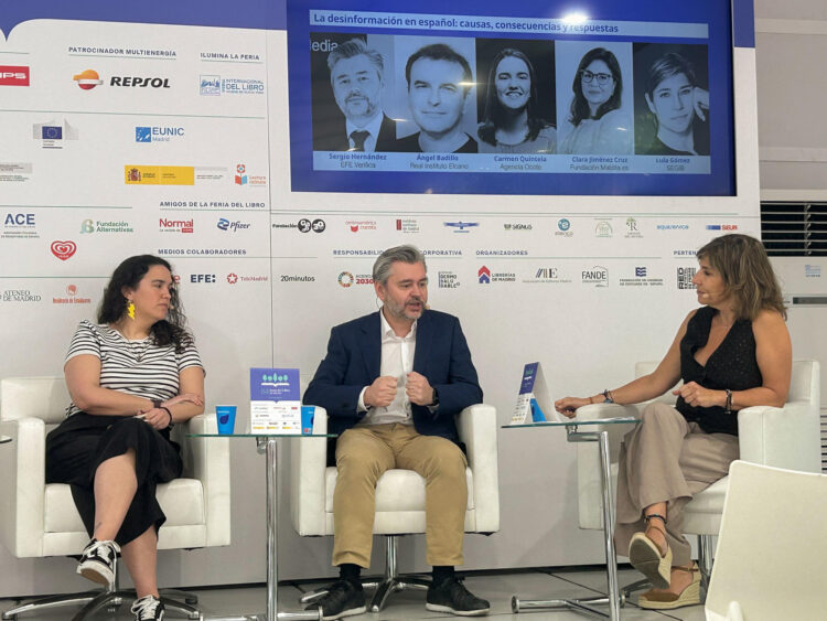 (i-d) Carmen Quintela, de la Agencia Ocote, Sergio Hernández, de EFE Verifica, y Lula Gómez, de SEGIB, participan en la mesa "La desinformación en español: causas, consecuencias y respuestas", este viernes en Madrid. EFE/Mariana López Alba
