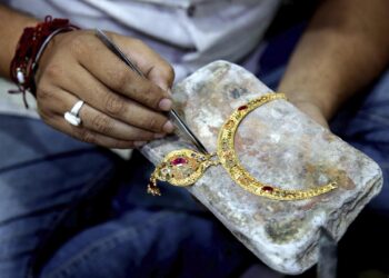 El oro sube el 2,41 % y la onza intenta alcanzar los 3.400 dólares ante tensión arancelaria