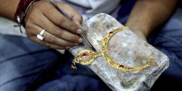 El oro sube el 2,41 % y la onza intenta alcanzar los 3.400 dólares ante tensión arancelaria