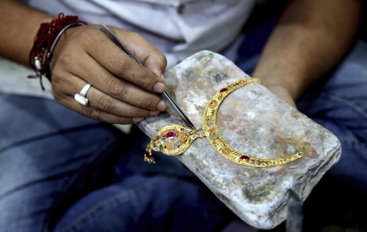 Imagen de archivo de un trabajador que repara un collar de oro en una tienda de Jammu, la capital de invierno de Cachemira (India). EFE/Jaipal Singh
