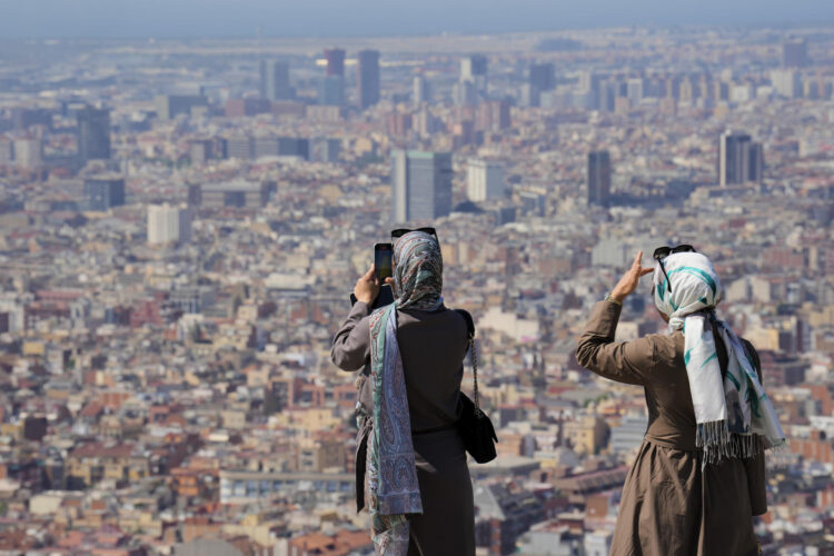 Turistas en el Turó de la Rovira de Barcelona este lunes cuando Cataluña vive el tercer día de la primera ola de calor de 2025. EFE/Alejandro García