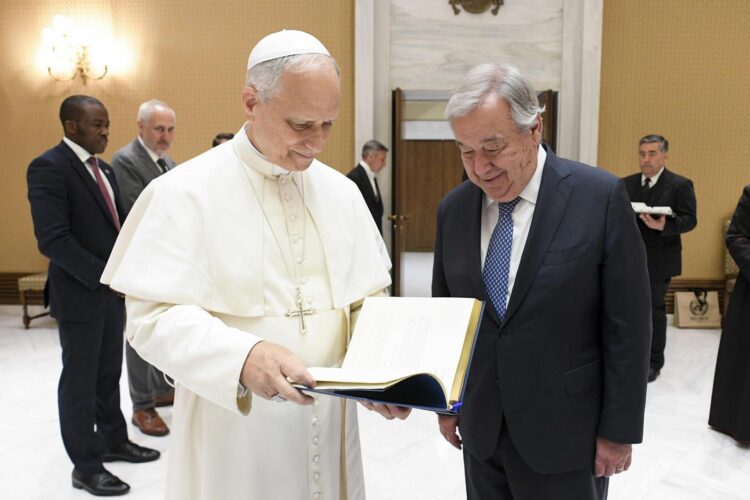El papa León XIV y el secretario general de la ONU, Antonio Guterres, durante una reunión en el Vaticano, el 11 de junio de 2025. EFE/EPA/ENTREGA DE MEDIOS DEL VATICANO SOLO PARA USO EDITORIAL/SIN VENTAS