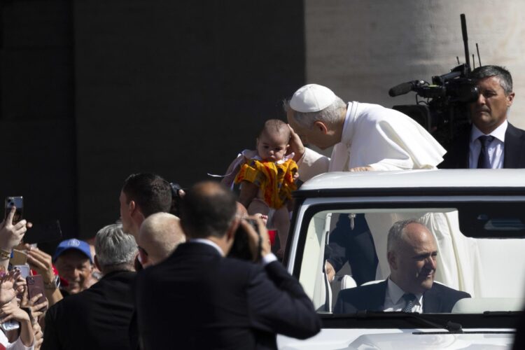 El papa León XIV bendice a un niño desde el papamóvil a su llegada a la Plaza de San Pedro para dirigir la Santa Misa en la Solemnidad de Pentecostés con motivo del Jubileo de los Movimientos Eclesiales, Asociaciones y Nuevas Comunidades, en Ciudad del Vaticano, 8 de junio de 2025. (Papa) 
EFE/EPA/MASSIMO PERCOSSI
 
//////////
 
Vatican City (Vatican City State (Holy See)), 08/06/2025.- Pope Leo XIV blesses a child from the popemobile as he arrives in St. Peter's Square to lead the Holy Mass on the Solemnity of Pentecost on the occasion of the Jubilee of Ecclesial Movements, Associations and New Communities, in Vatican City, 08 June 2025. (Papa) EFE/EPA/MASSIMO PERCOSSI