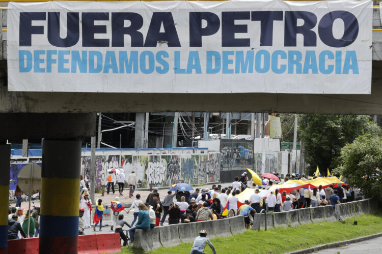 Decenas de personas fueron captadas este domingo, 8 de junio al marchar por la paz y en apoyo al senador Miguel Uribe Turbay, quien fue tiroteado la víspera, en Bogotá (Colombia). EFE/Mauricio Dueñas