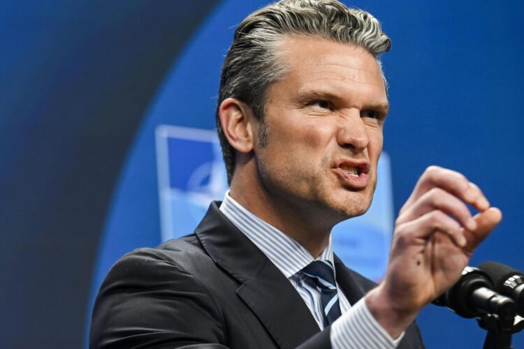 El secretario de Defensa de EE.UU., Pete Hegseth, insistió en que los bombardeos estadounidenses sobre tres instalaciones iraníes "destruyeron sin duda" las capacidades nucleares de Teherán. EFE/EPA/JONAS ROOSENS
