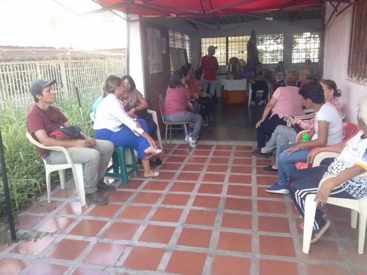 Vecinos esperan su turno para votar