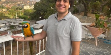 Entre la represión y la supervivencia: el relato de Pedro Urruchurtu, que vivió por más de un año en una embajada asediada