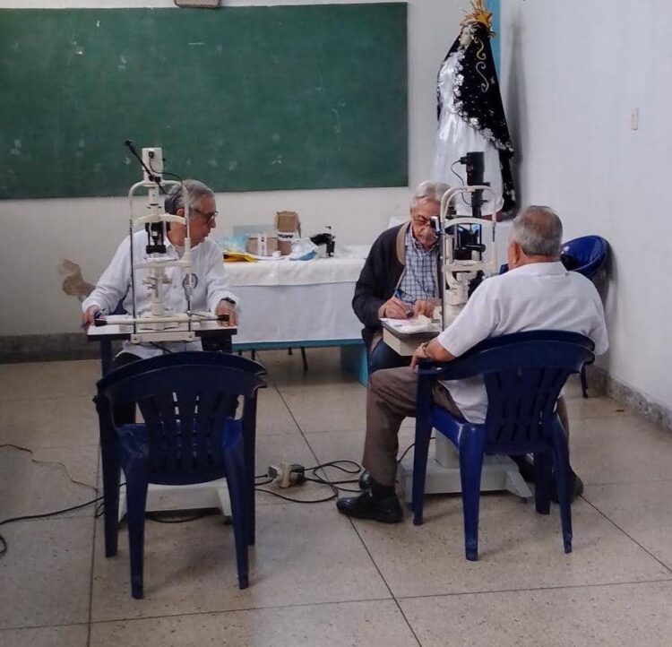 El equipo de los Médicos Católicos atendió a muchos ciudadanos.