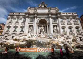 Absueltos los 9 activistas climáticos que tiñeron de negro el agua de la Fontana di Trevi