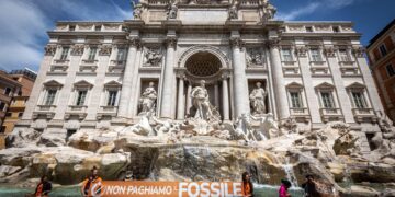 Absueltos los 9 activistas climáticos que tiñeron de negro el agua de la Fontana di Trevi