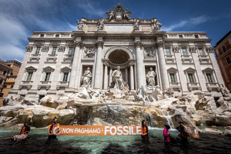 En la protesta en mayo de 2023, los nueve activistas vertieron carbón vegetal en el agua de la emblemática fuente como acto de denuncia ante la crisis climática. Archivo/ EFE/EPA/STRINGER
