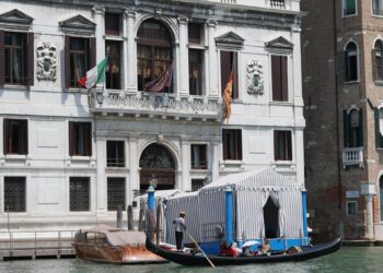 Jeff Bezos y Lauren Sanchez llegan a Venecia para su lujosa y criticada boda