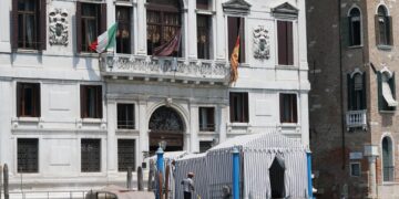 Jeff Bezos y Lauren Sanchez llegan a Venecia para su lujosa y criticada boda