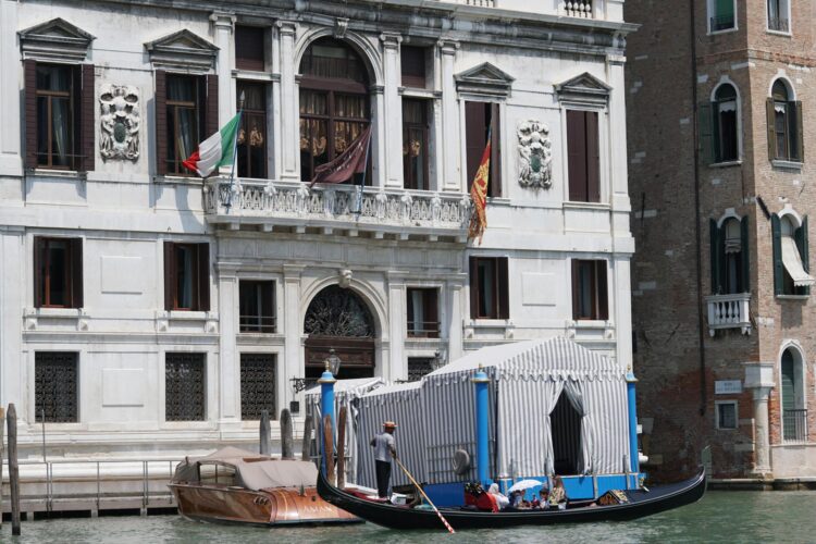 El lujoso hotel Aman de Venecia, donde se hospedan el fundador de Amazon, Jeff Bezos, y su prometida, Lauren Sánchez, cuya entrada desde el canal ha sido protegida con una carpa. EFE/EPA/ANDREA MEROLA