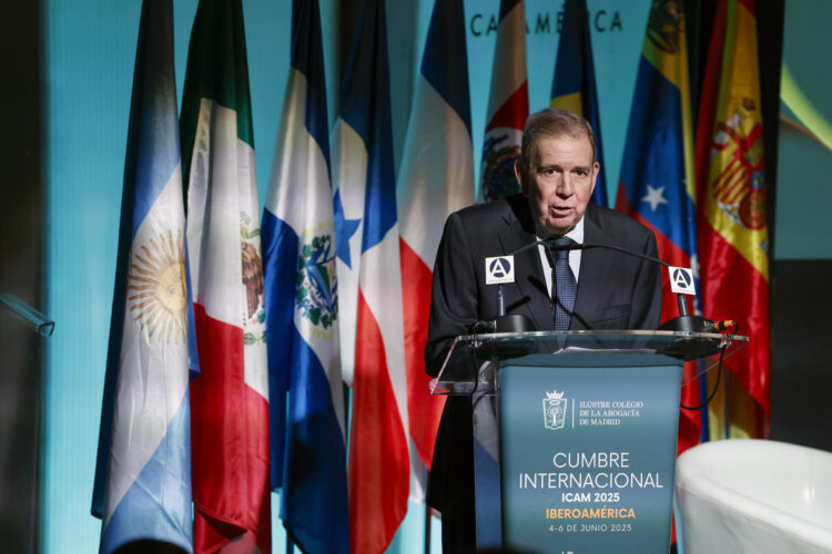 El opositor venezolano Edmundo González Urrutia, durante la presentación del 'Informe ICAM Estado de derecho y seguridad jurídica en Iberoamérica 2025', en la Casa de América de Madrid. EFE/ Javier Lizón
