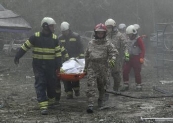 Un ataque ruso mata a 13 personas en Kiev en plena cumbre del G7