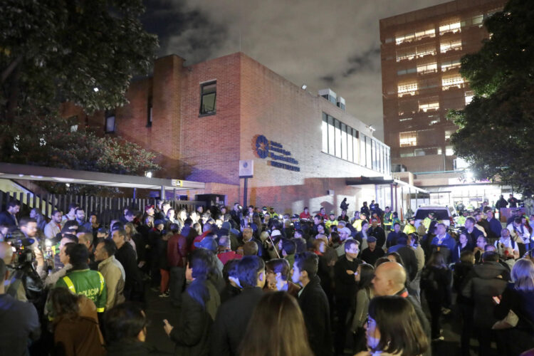 Decenas de personas fueron captadas este sábado, 7 de junio, a las afueras de la Fundación Santa Fe, donde fue trasladado el senador colombiano Miguel Uribe Turbay, tras ser víctima de un atentado con arma de fuego, en Bogotá (Colombia). EFE/Carlos Ortega