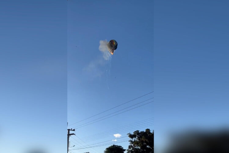 Captura de video tomado de redes sociales que muestra el incendio de un globo aerostático este sábado, en Santa Catarina (Brasil). EFE/ Rastreo de Redes