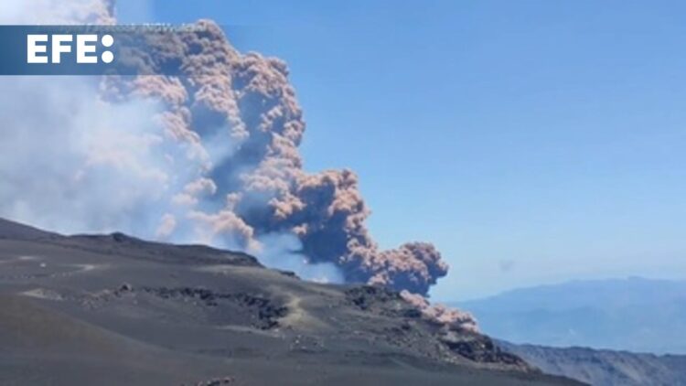 El Etna, el mayor volcán activo de la placa europea y situado en la isla italiana de Sicilia (sur), ha entrado nuevamente en erupción con fuertes explosiones, una alta columna de humo y una colada de material piroclástico sobre su ladera sureste. Captura de vídeo. IMÁGENES: CEDIDAS ANSA. SOLO USO EDITORIAL/SOLO DISPONIBLE PARA ILUSTRAR LA NOTICIA QUE ACOMPAÑA (CRÉDITO OBLIGATORIO)
RECURSOS DEL VOLCAN ETNA EN ERUPCIÓN