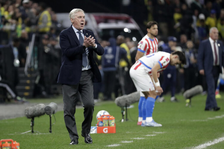 Carlo Ancelotti da indicaciones en el partido de Brasil ante Paraguay. EFE/ Sebastião Moreira