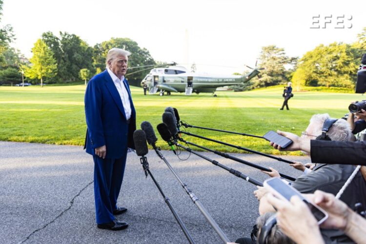 El presidente estadounidense, Donald Trump, antes de partir para la cumbre de la OTAN. EFE/EPA/JIM LO SCALZO