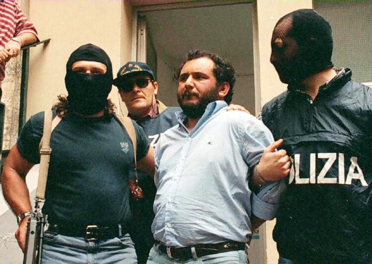El mafioso Giovanni Brusca custodiado por policías en junio de 2021. EFE/EPA/LANNINO
