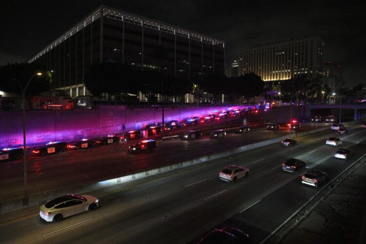 Vehículos policiales bloquean parte de la autopista 101 mientras el otro lado permanece abierto al tráfico durante las protestas provocadas por las redadas de inmigración en Los Ángeles, California, EE.UU., el 8 de junio de 2025. EFE/EPA/Allison Dinner